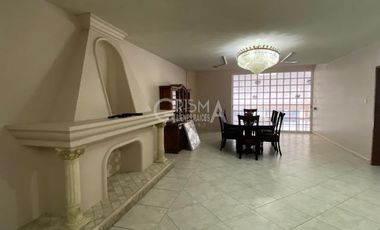 CASA  AMPLIA  SEMIAMUEBLADA  EN RENTA EN COL. JARDINES DE TUXPAN