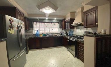 CASA  AMPLIA  SEMIAMUEBLADA  EN RENTA EN COL. JARDINES DE TUXPAN