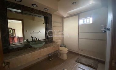CASA  AMPLIA  SEMIAMUEBLADA  EN RENTA EN COL. JARDINES DE TUXPAN
