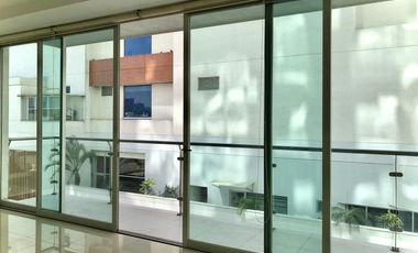 Muy cerca Plaza Sania, 132 M2, 2 recámaras, 2 baños, 2 autos, alberca, gym