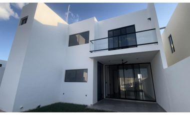 Casa en venta de 4 recamaras al norte de Merida con alberca privada