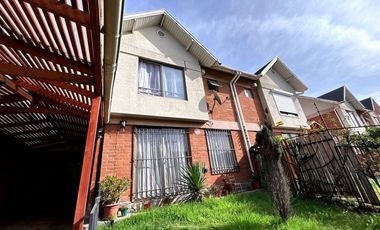 SE RECIBEN OFERTAS. Venta Hermosa Casa familiar de 3 pisos con 5D en Jardín Alto