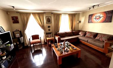 SE RECIBEN OFERTAS. Venta Hermosa Casa familiar de 3 pisos con 5D en Jardín Alto