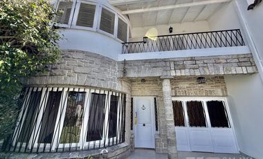 Casa en alquiler 6 ambientes con jardin y pileta