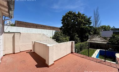 Casa en alquiler 6 ambientes con jardin y pileta