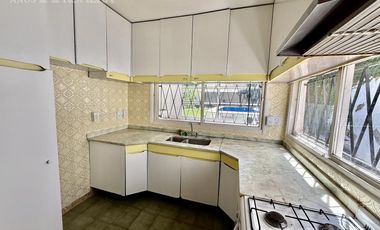 Casa en alquiler 6 ambientes con jardin y pileta