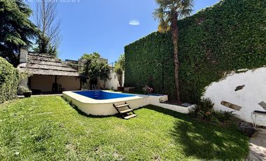 Casa en alquiler 6 ambientes con jardin y pileta