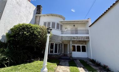 Casa en alquiler 6 ambientes con jardin y pileta