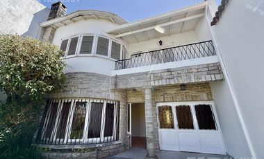 Casa en alquiler 6 ambientes con jardin y pileta