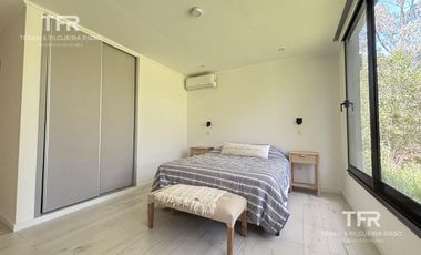 Costa Esmeralda – Casa en Venta en una Planta, Fondo arbolado y Galería con Parrilla