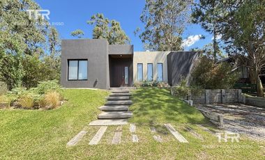 Costa Esmeralda – Casa en Venta en una Planta, Fondo arbolado y Galería con Parrilla