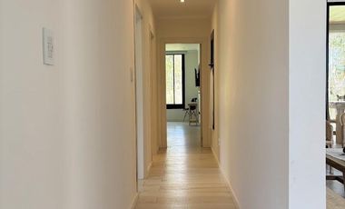 Costa Esmeralda – Casa en Venta en una Planta, Fondo arbolado y Galería con Parrilla