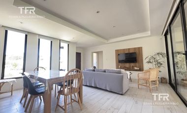 Costa Esmeralda – Casa en Venta en una Planta, Fondo arbolado y Galería con Parrilla