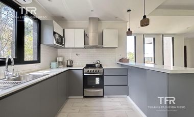 Costa Esmeralda – Casa en Venta en una Planta, Fondo arbolado y Galería con Parrilla