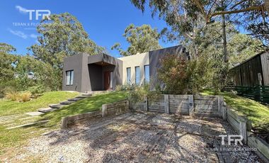 Costa Esmeralda – Casa en Venta en una Planta, Fondo arbolado y Galería con Parrilla