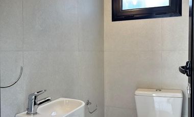 Costa Esmeralda – Casa en Venta en una Planta, Fondo arbolado y Galería con Parrilla