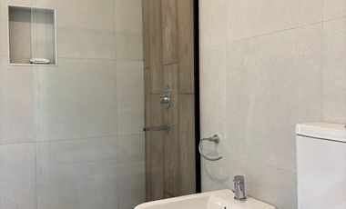 Costa Esmeralda – Casa en Venta en una Planta, Fondo arbolado y Galería con Parrilla