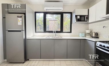 Costa Esmeralda – Casa en Venta en una Planta, Fondo arbolado y Galería con Parrilla