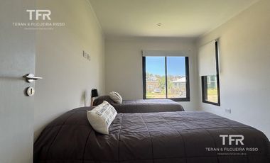 Costa Esmeralda – Casa en Venta en una Planta, Fondo arbolado y Galería con Parrilla