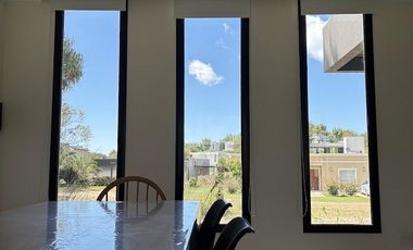 Costa Esmeralda – Casa en Venta en una Planta, Fondo arbolado y Galería con Parrilla