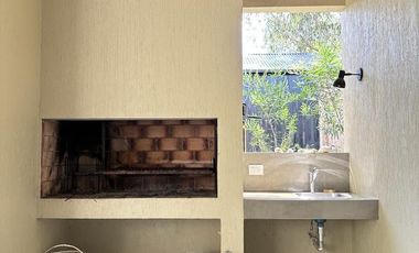 Costa Esmeralda – Casa en Venta en una Planta, Fondo arbolado y Galería con Parrilla