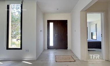 Costa Esmeralda – Casa en Venta en una Planta, Fondo arbolado y Galería con Parrilla