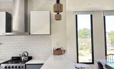 Costa Esmeralda – Casa en Venta en una Planta, Fondo arbolado y Galería con Parrilla