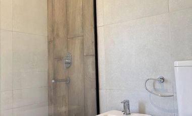 Costa Esmeralda – Casa en Venta en una Planta, Fondo arbolado y Galería con Parrilla