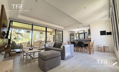 Costa Esmeralda – Casa en Venta en una Planta, Fondo arbolado y Galería con Parrilla