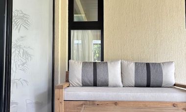 Costa Esmeralda – Casa en Venta en una Planta, Fondo arbolado y Galería con Parrilla