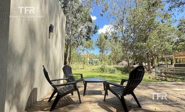 Costa Esmeralda – Casa en Venta en una Planta, Fondo arbolado y Galería con Parrilla