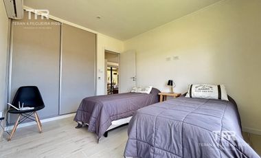 Costa Esmeralda – Casa en Venta en una Planta, Fondo arbolado y Galería con Parrilla