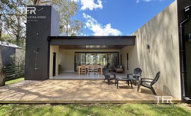 Costa Esmeralda – Casa en Venta en una Planta, Fondo arbolado y Galería con Parrilla