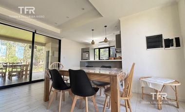 Costa Esmeralda – Casa en Venta en una Planta, Fondo arbolado y Galería con Parrilla