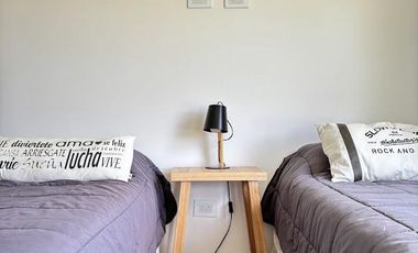 Costa Esmeralda – Casa en Venta en una Planta, Fondo arbolado y Galería con Parrilla