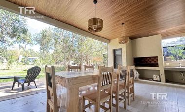 Costa Esmeralda – Casa en Venta en una Planta, Fondo arbolado y Galería con Parrilla