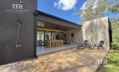 Costa Esmeralda – Casa en Venta en una Planta, Fondo arbolado y Galería con Parrilla