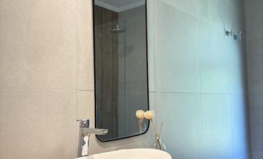 Costa Esmeralda – Casa en Venta en una Planta, Fondo arbolado y Galería con Parrilla