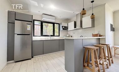 Costa Esmeralda – Casa en Venta en una Planta, Fondo arbolado y Galería con Parrilla