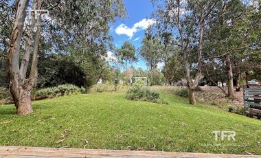 Costa Esmeralda – Casa en Venta en una Planta, Fondo arbolado y Galería con Parrilla