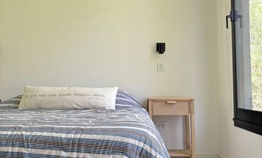 Costa Esmeralda – Casa en Venta en una Planta, Fondo arbolado y Galería con Parrilla