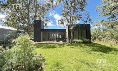 Costa Esmeralda – Casa en Venta en una Planta, Fondo arbolado y Galería con Parrilla