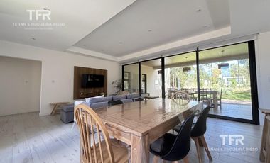 Costa Esmeralda – Casa en Venta en una Planta, Fondo arbolado y Galería con Parrilla