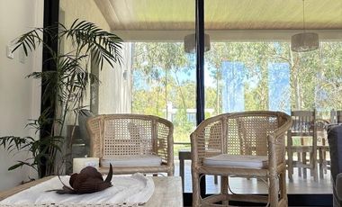 Costa Esmeralda – Casa en Venta en una Planta, Fondo arbolado y Galería con Parrilla