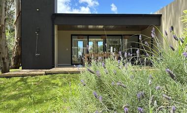 Costa Esmeralda – Casa en Venta en una Planta, Fondo arbolado y Galería con Parrilla