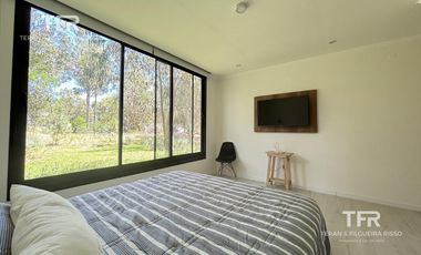 Costa Esmeralda – Casa en Venta en una Planta, Fondo arbolado y Galería con Parrilla