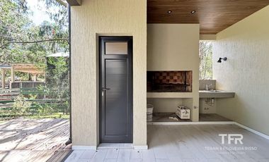 Costa Esmeralda – Casa en Venta en una Planta, Fondo arbolado y Galería con Parrilla