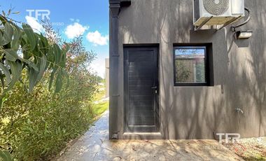 Costa Esmeralda – Casa en Venta en una Planta, Fondo arbolado y Galería con Parrilla