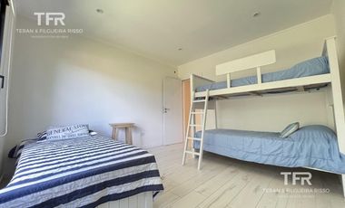 Costa Esmeralda – Casa en Venta en una Planta, Fondo arbolado y Galería con Parrilla