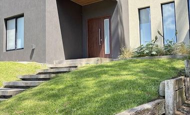 Costa Esmeralda – Casa en Venta en una Planta, Fondo arbolado y Galería con Parrilla